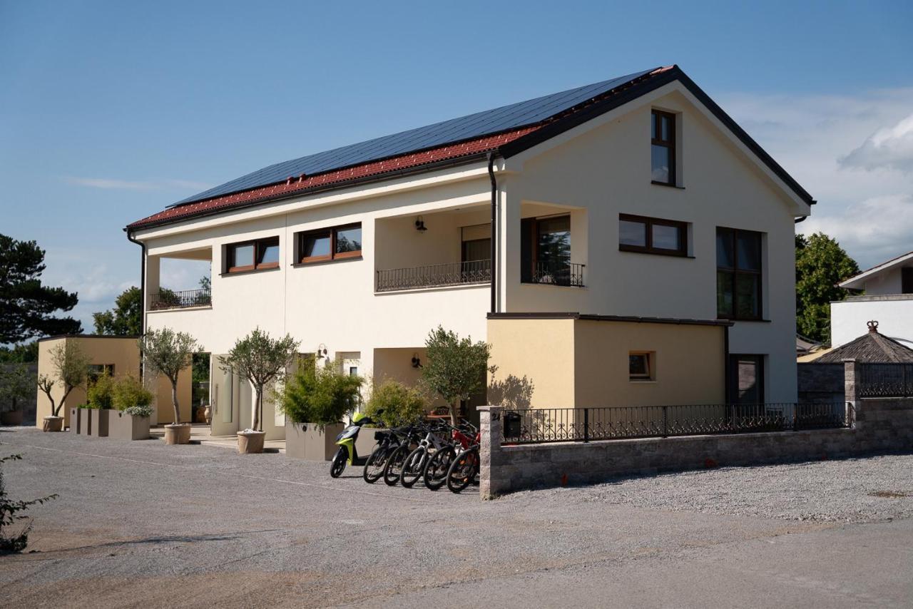 Apartments Kras 24 With Pool Sežana Kültér fotó