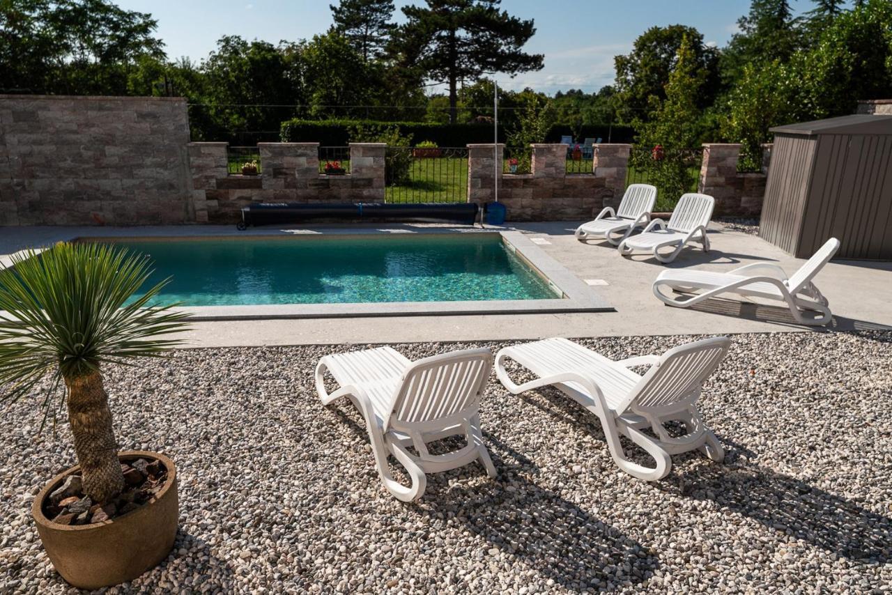 Apartments Kras 24 With Pool Sežana Kültér fotó