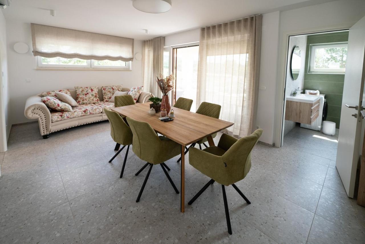 Apartments Kras 24 With Pool Sežana Kültér fotó