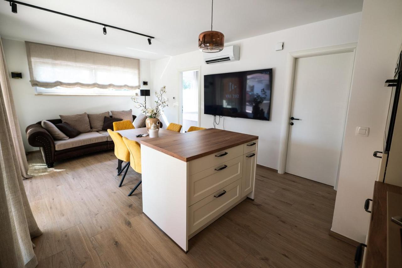Apartments Kras 24 With Pool Sežana Kültér fotó